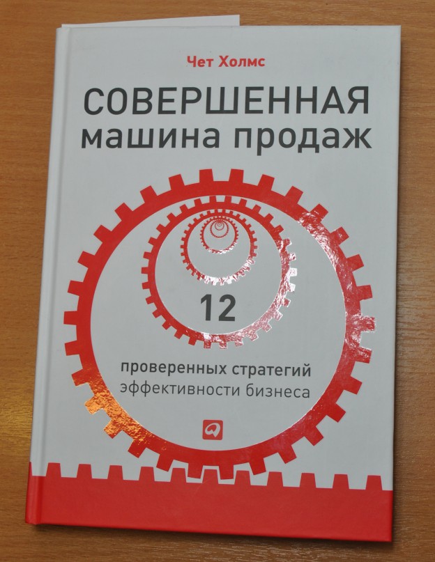 покупатель автомобиля. менеджер автосалона. автомобильный агрегатор. клиент и менеджер в автосалоне. машины в автосалоне.